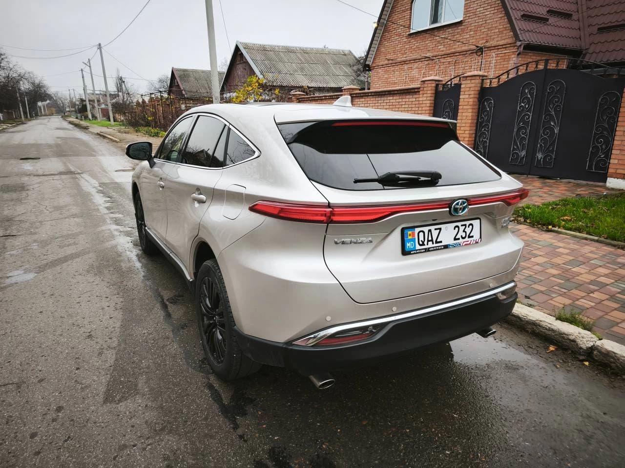 TOYOTA Venza (2022) photo 2