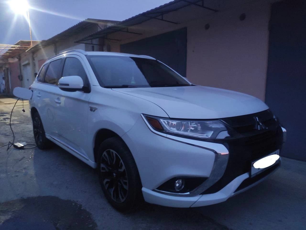 MITSUBISHI Outlander (2018) photo 2