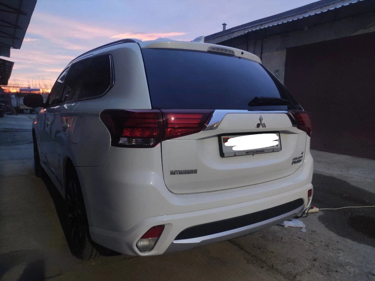 MITSUBISHI Outlander (2018) photo 4