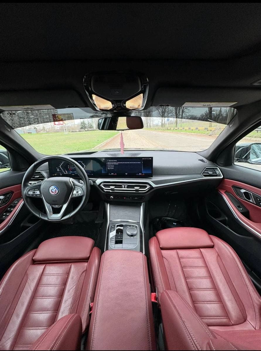 BMW 330e (2024) photo 3