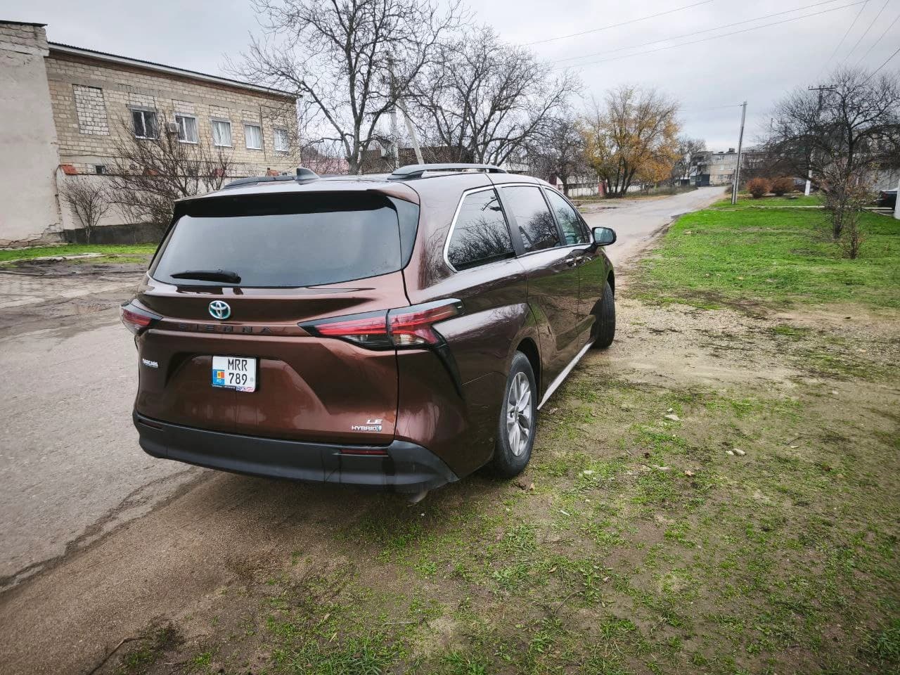 TOYOTA Sienna (2022) photo 2